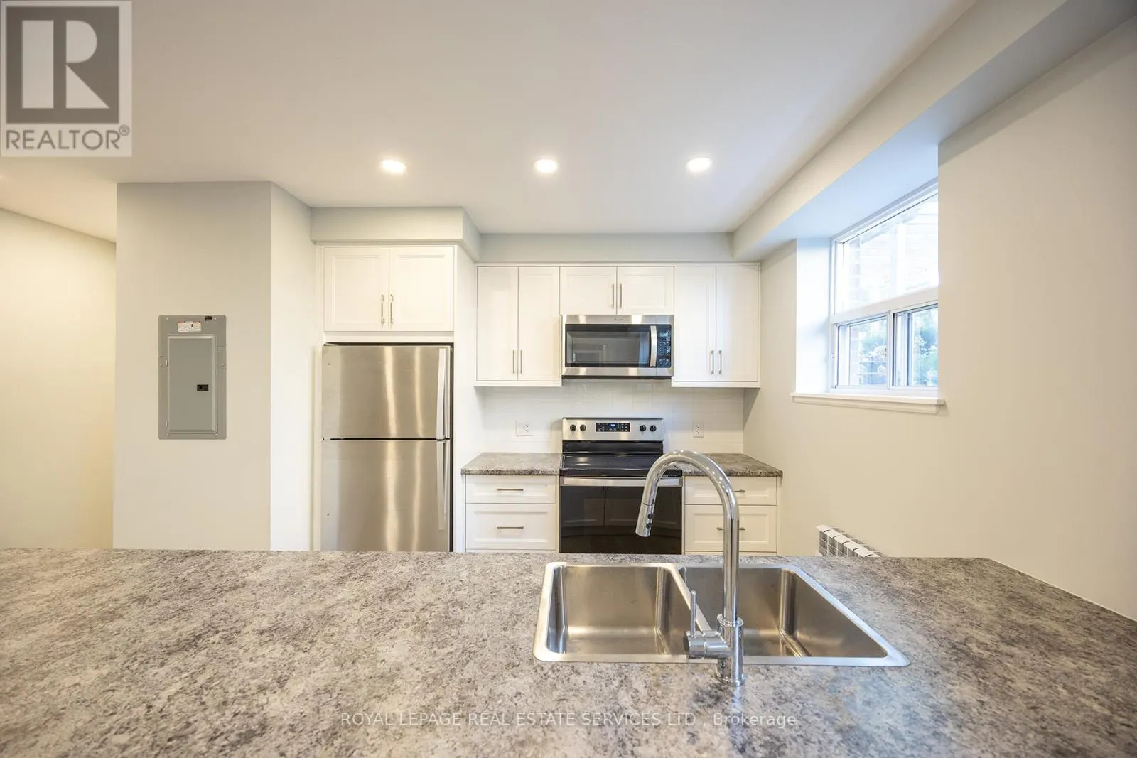 2 - 320 LAKESHORE ROAD