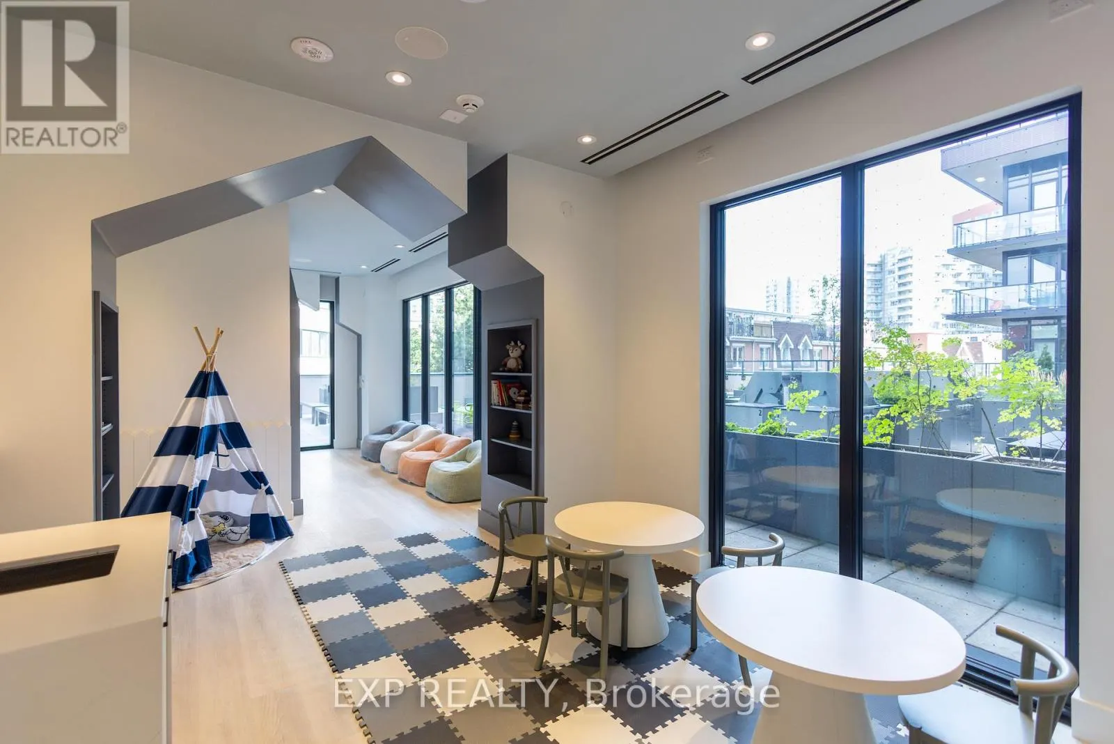 427 - 285 DUFFERIN STREET