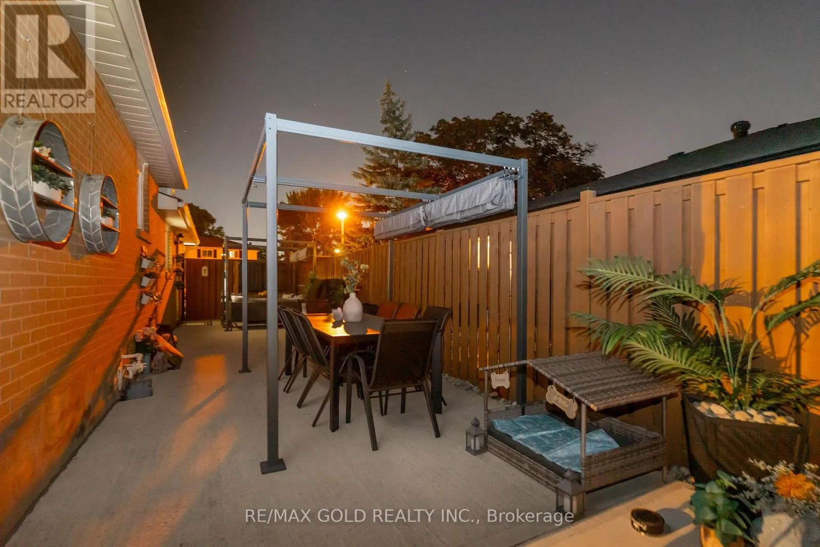 118 FALLINGDALE CRESCENT