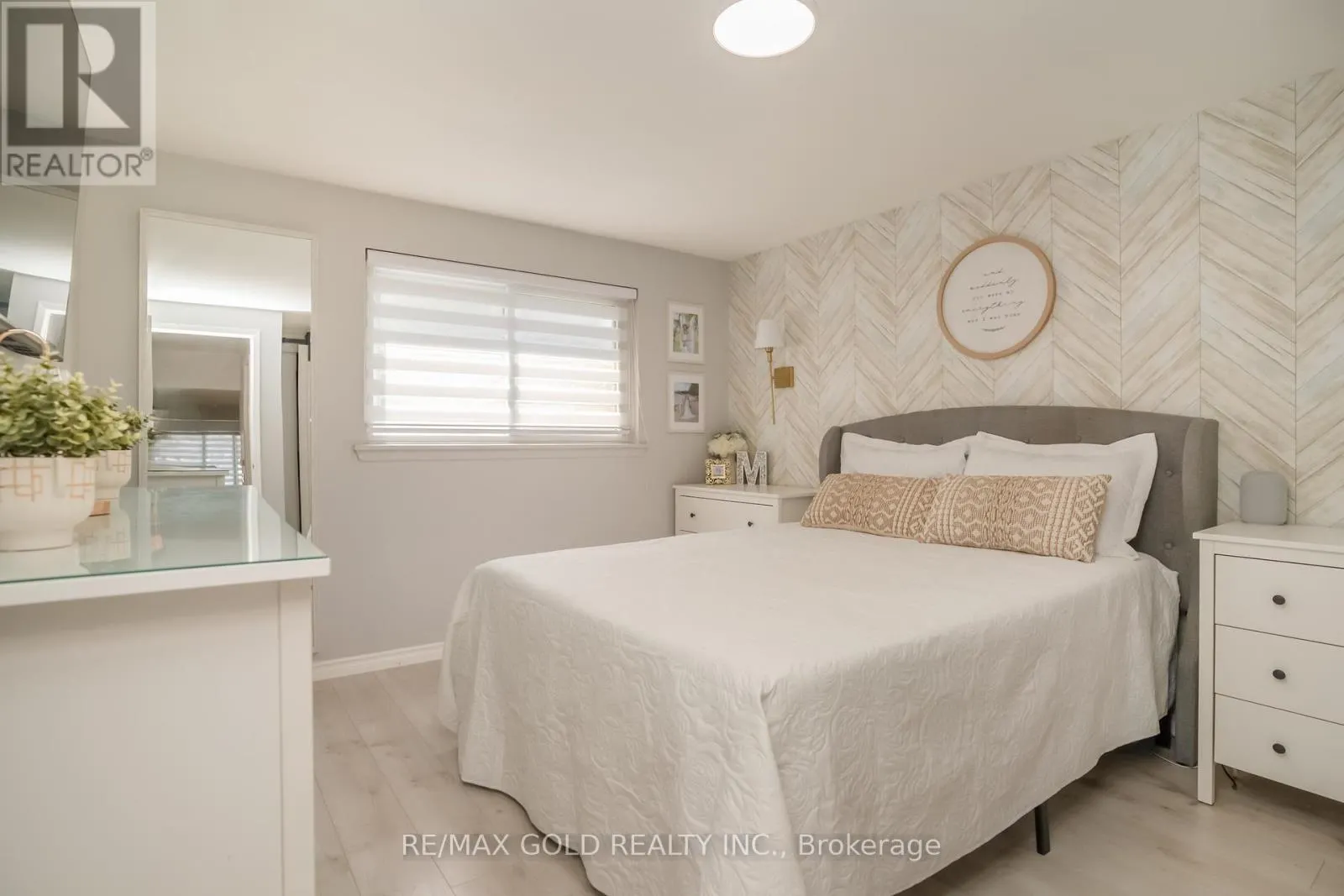 118 FALLINGDALE CRESCENT