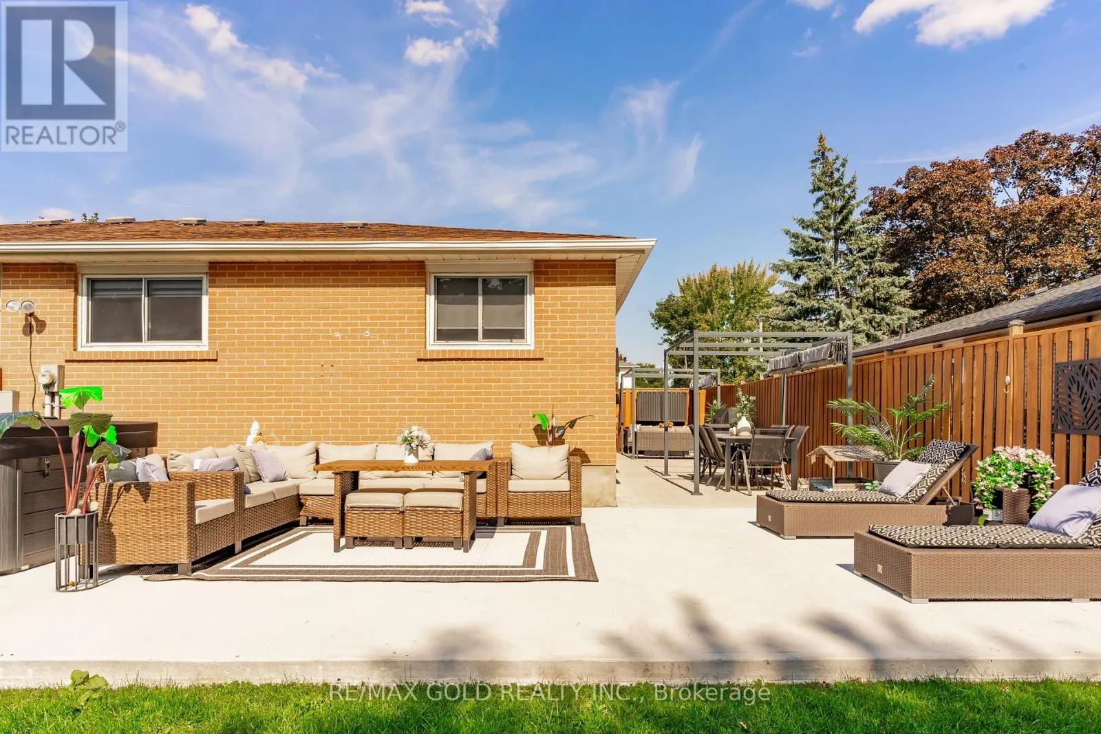 118 FALLINGDALE CRESCENT