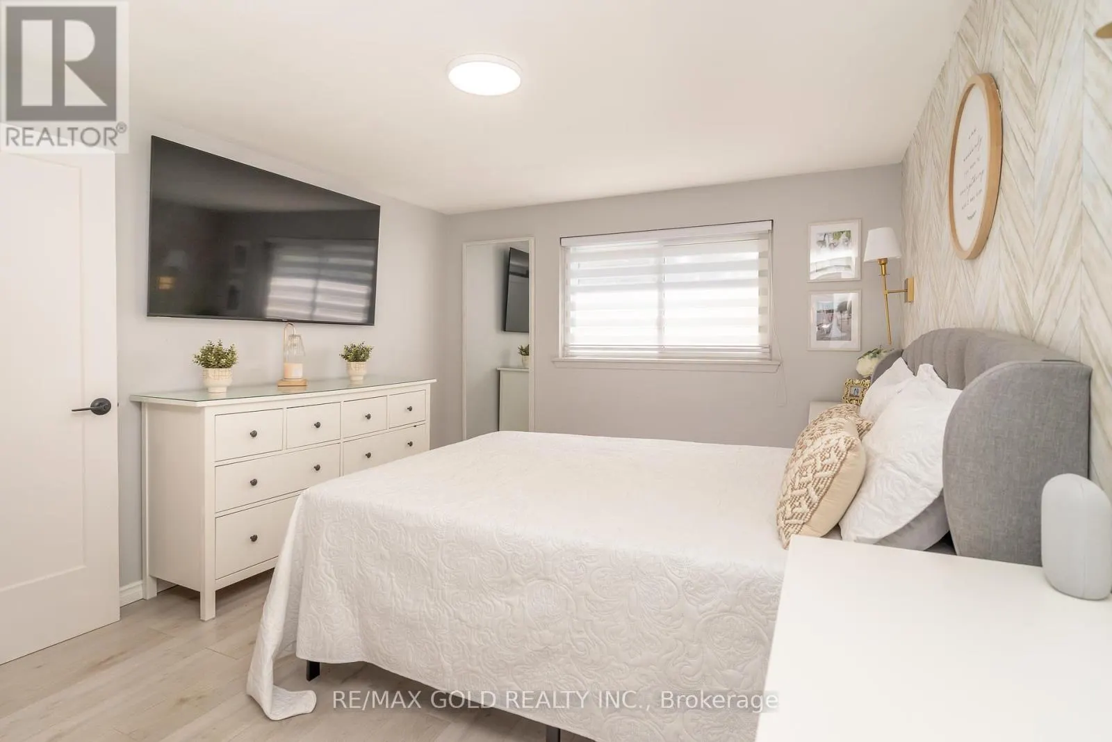 118 FALLINGDALE CRESCENT