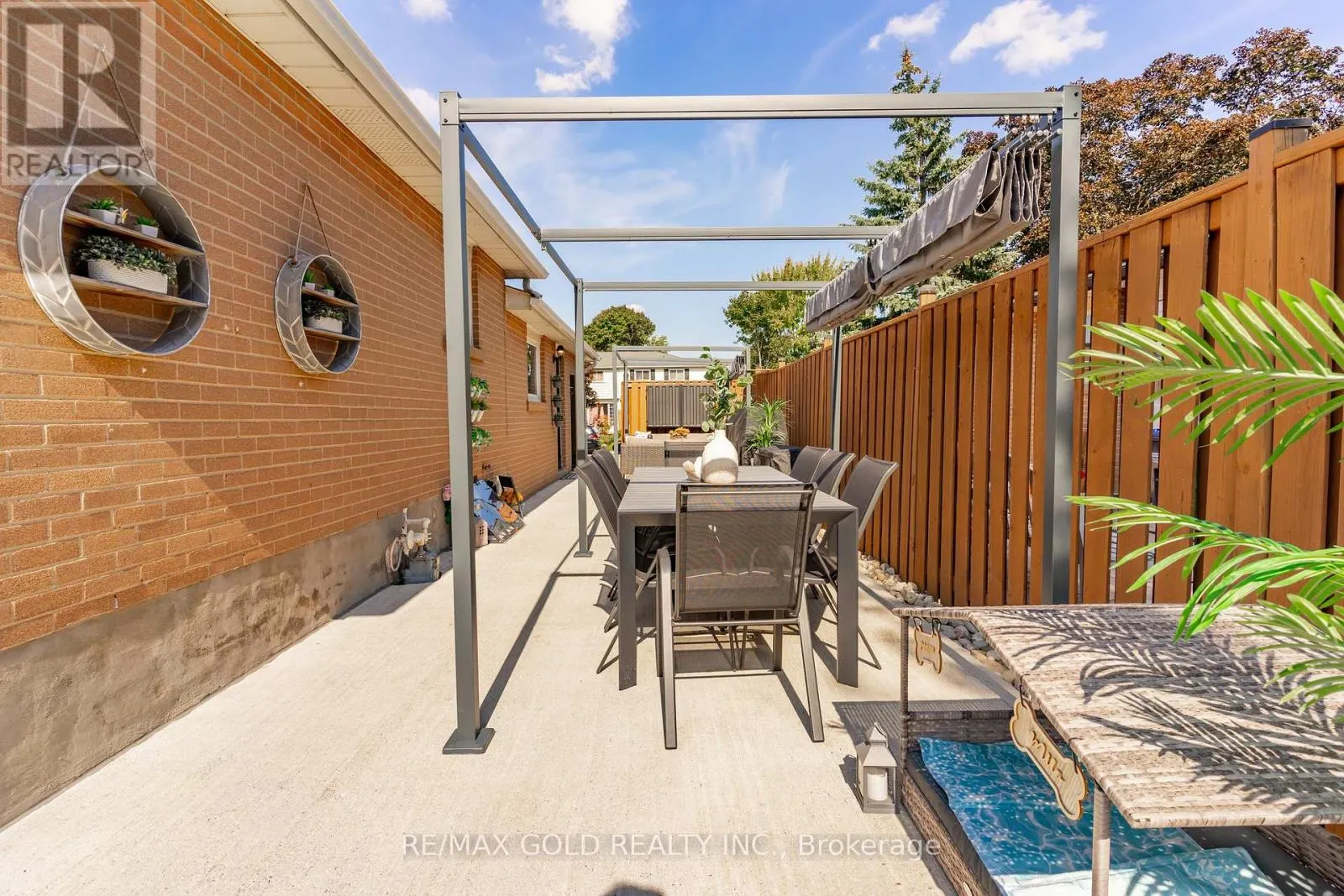 118 FALLINGDALE CRESCENT