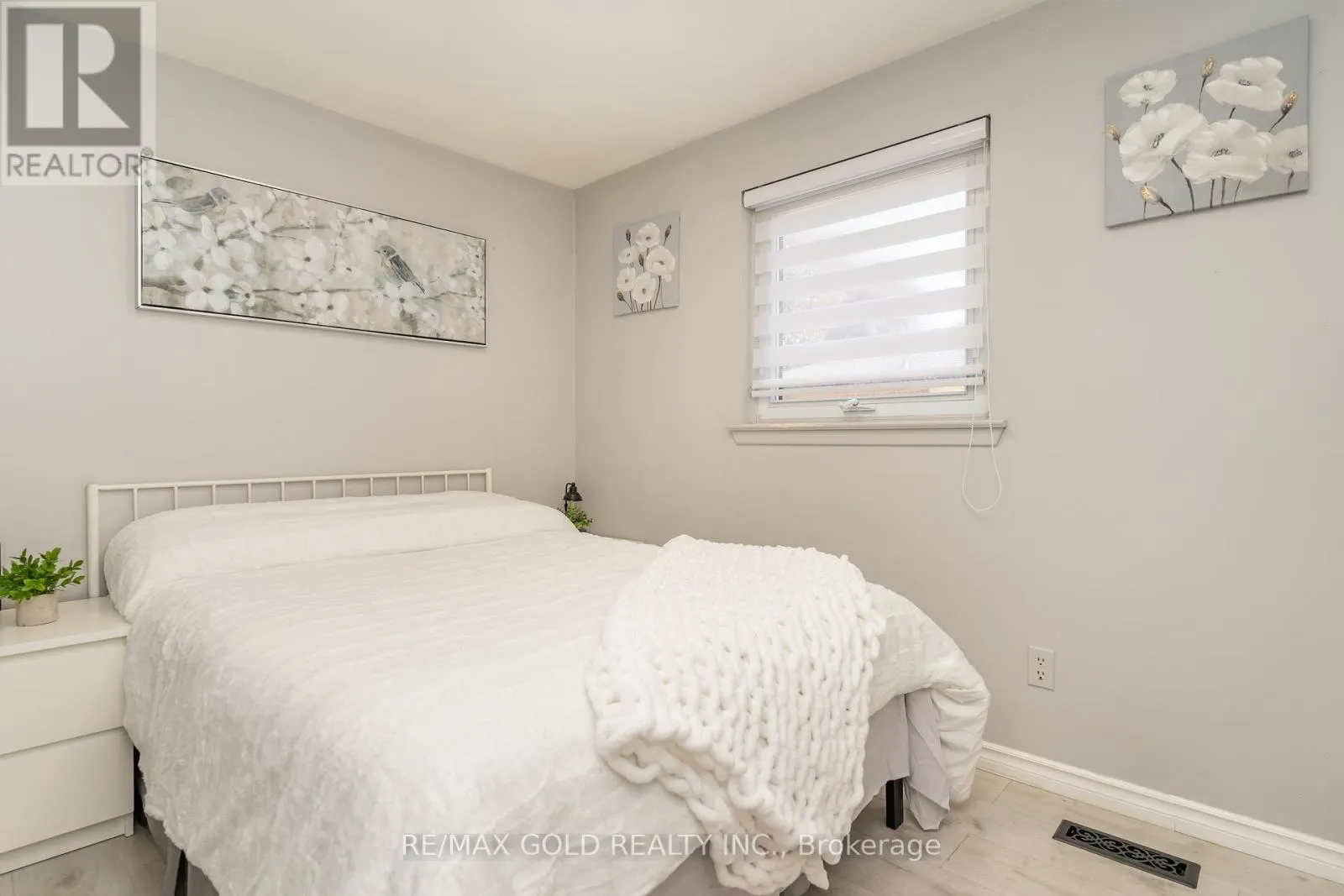 118 FALLINGDALE CRESCENT