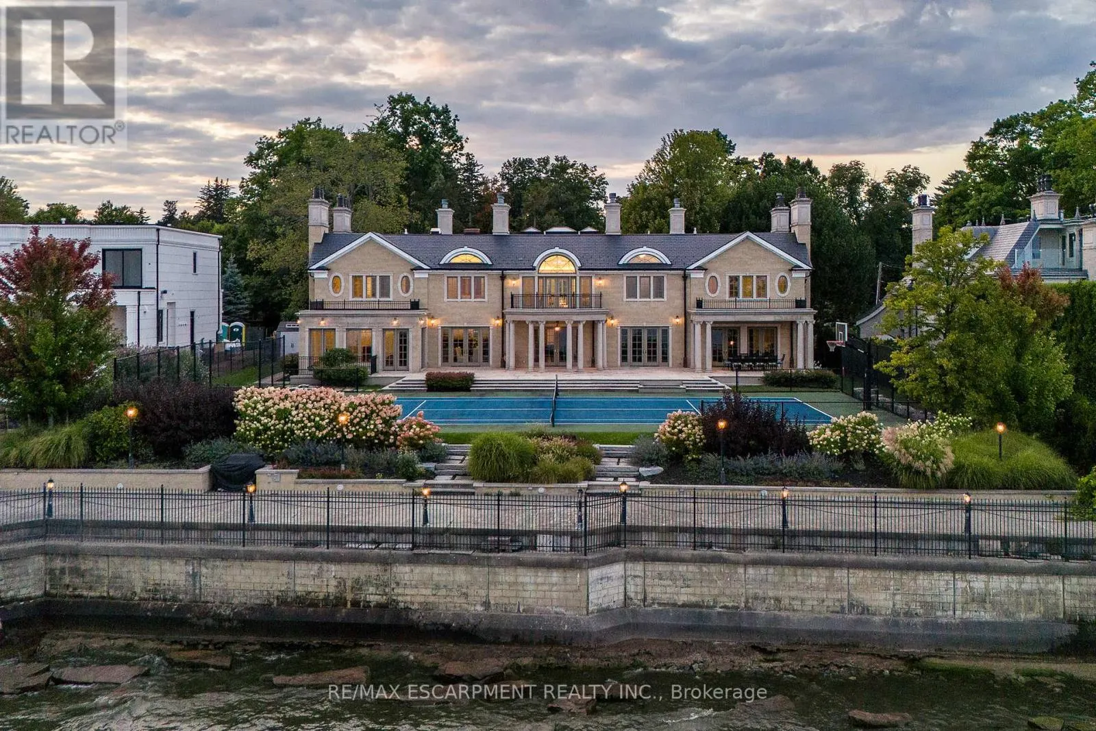 1092 ARGYLE DRIVE