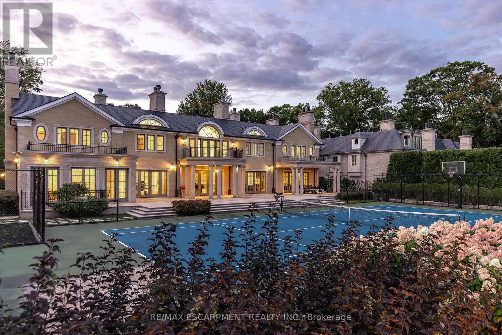 1092 ARGYLE DRIVE