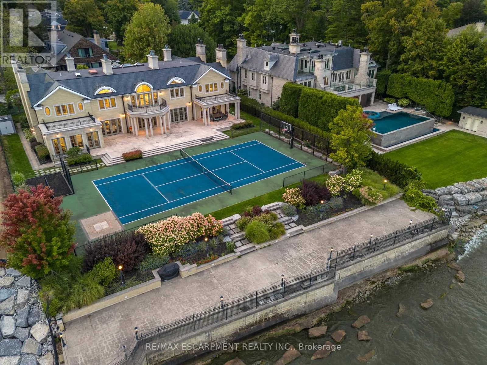 1092 ARGYLE DRIVE