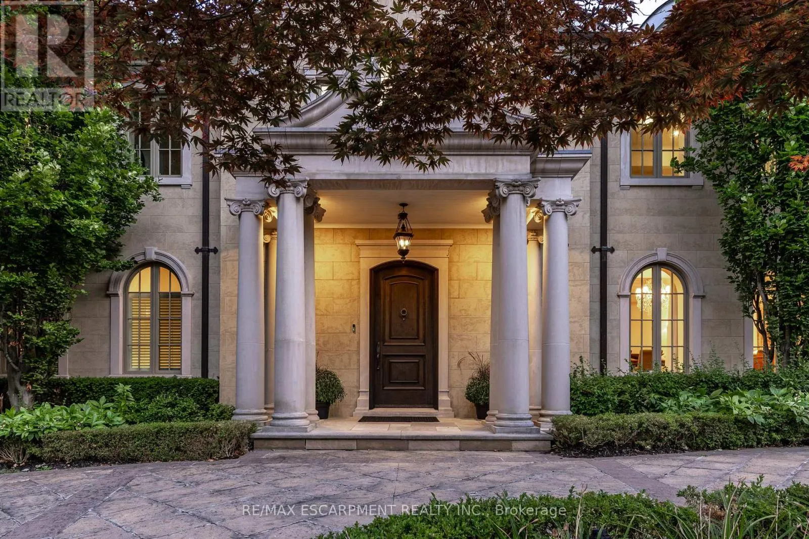 1092 ARGYLE DRIVE