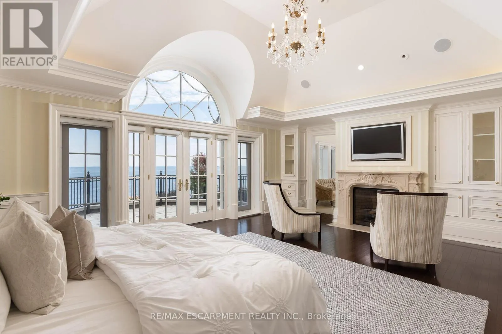 1092 ARGYLE DRIVE