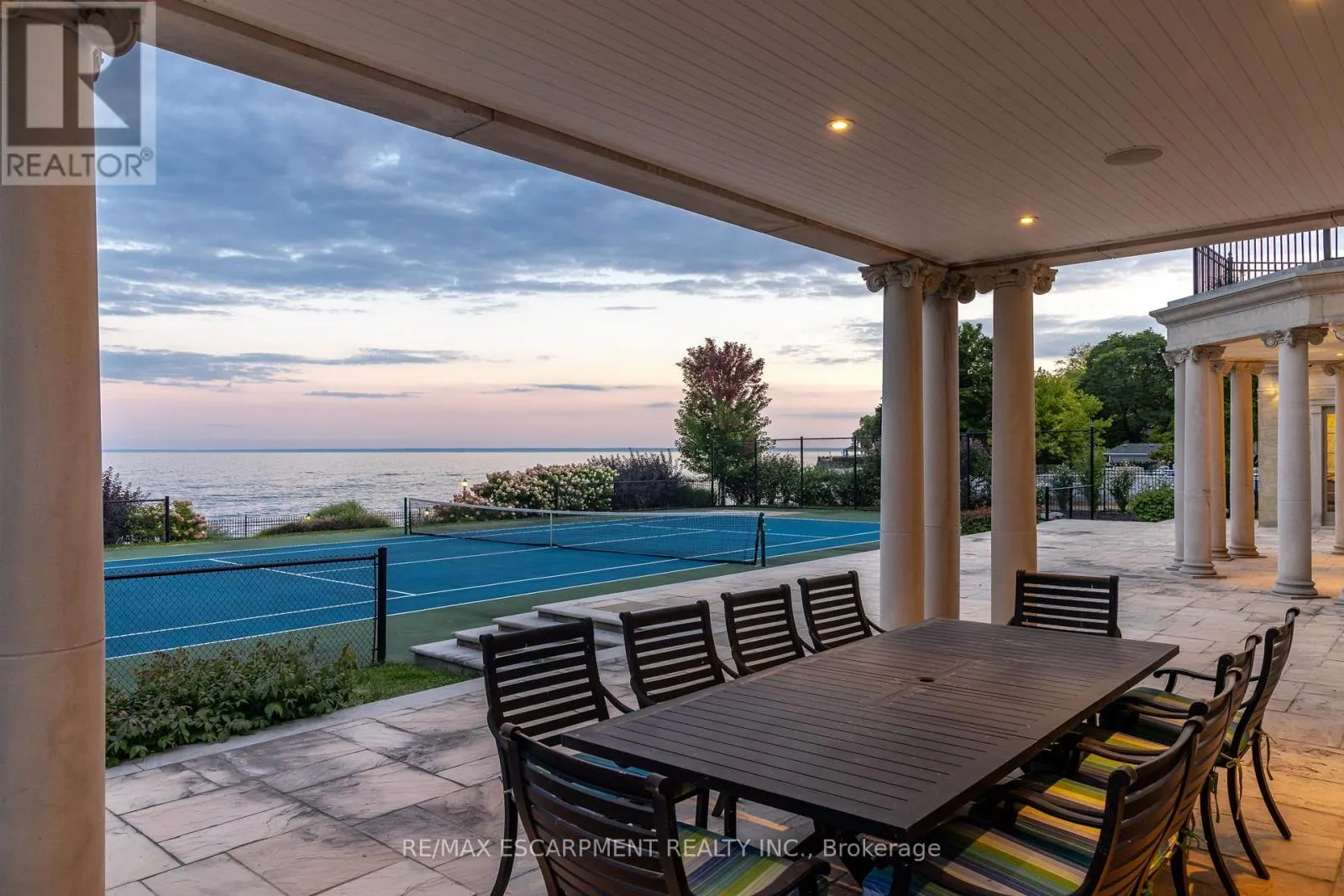 1092 ARGYLE DRIVE
