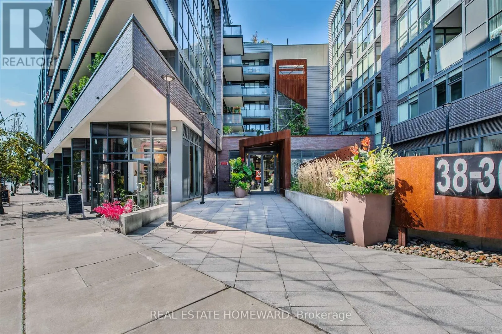 424 - 38 HOWARD PARK AVENUE