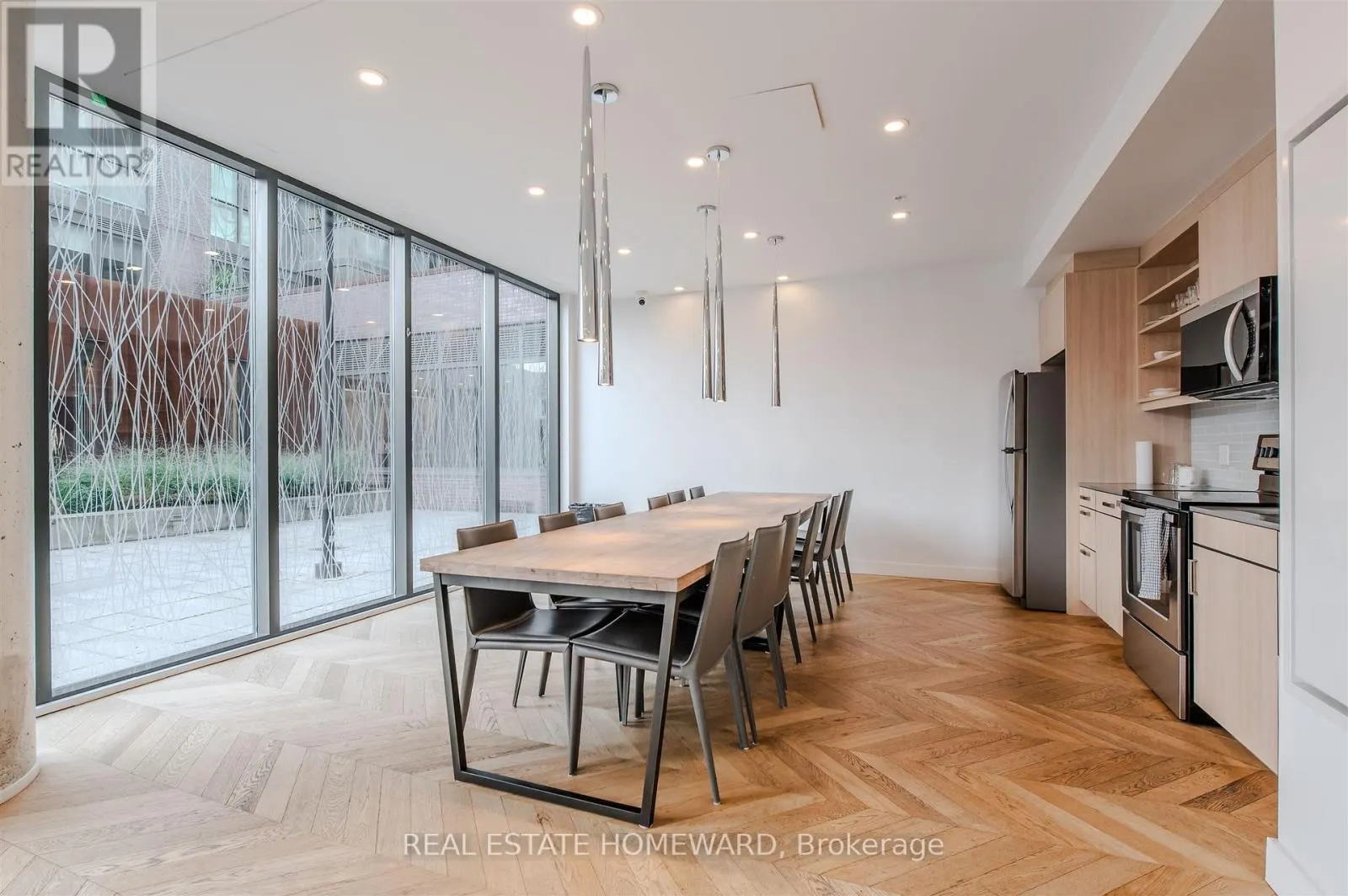 424 - 38 HOWARD PARK AVENUE