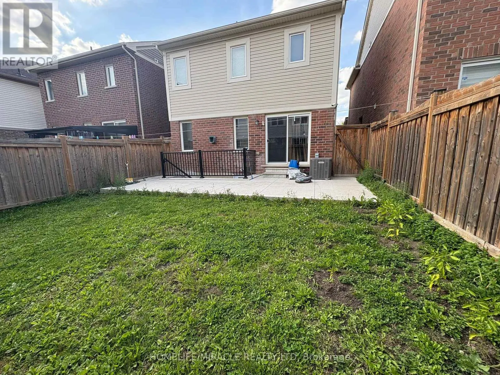 11 BANNISTER CRESCENT