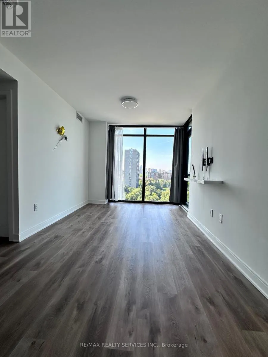 86 DUNDAS STREET E
