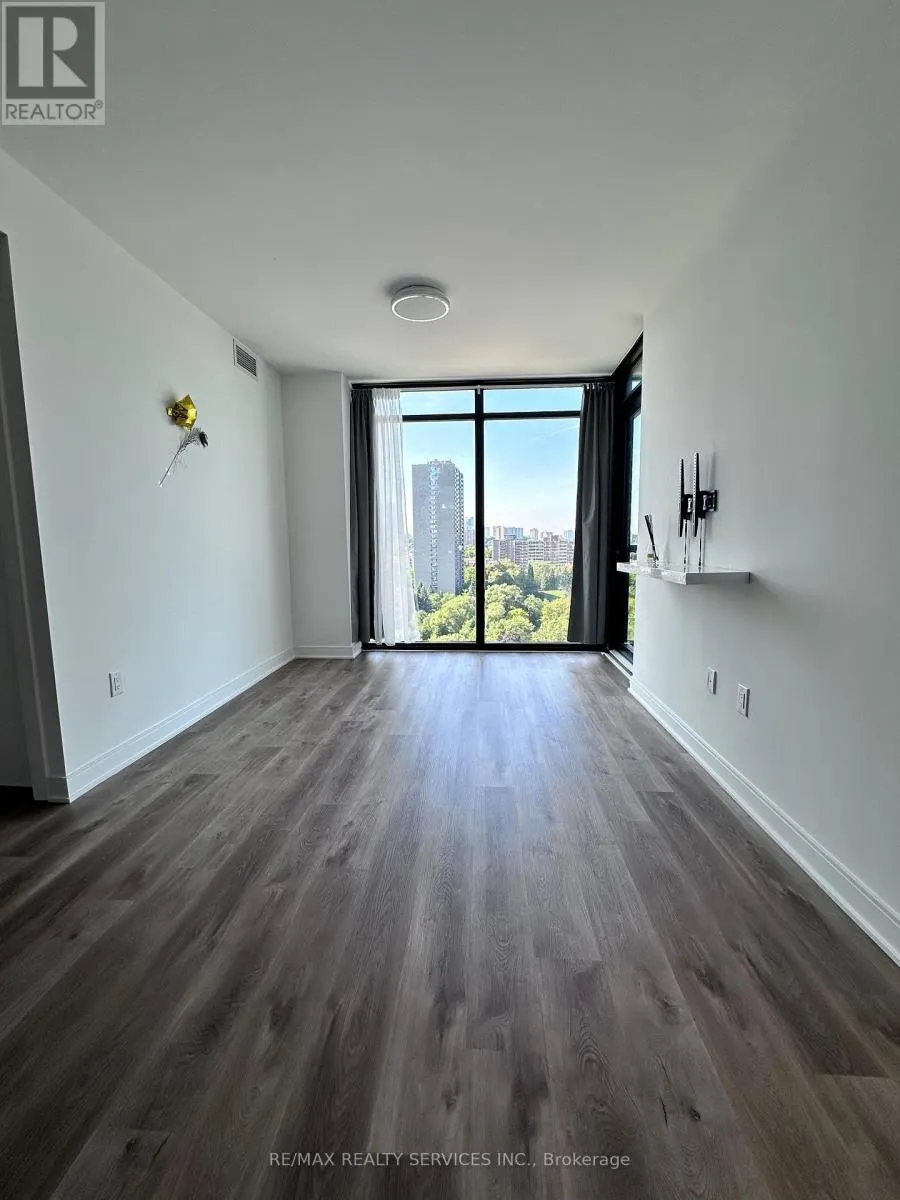 86 DUNDAS STREET E