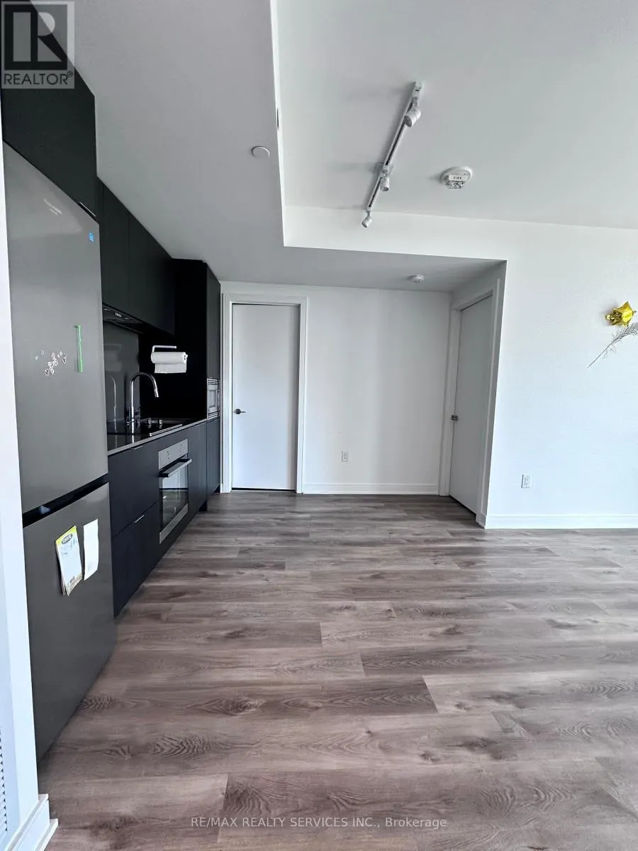 86 DUNDAS STREET E
