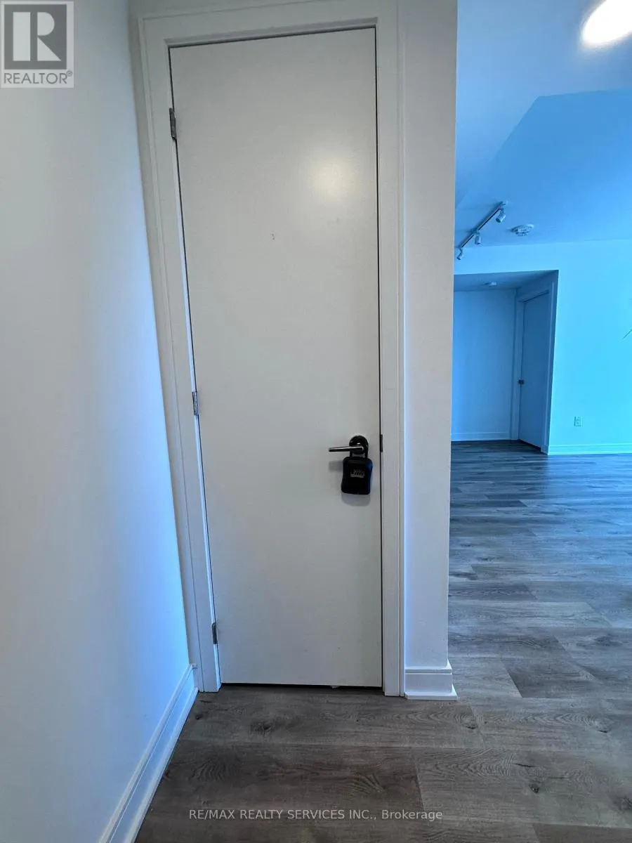 86 DUNDAS STREET E