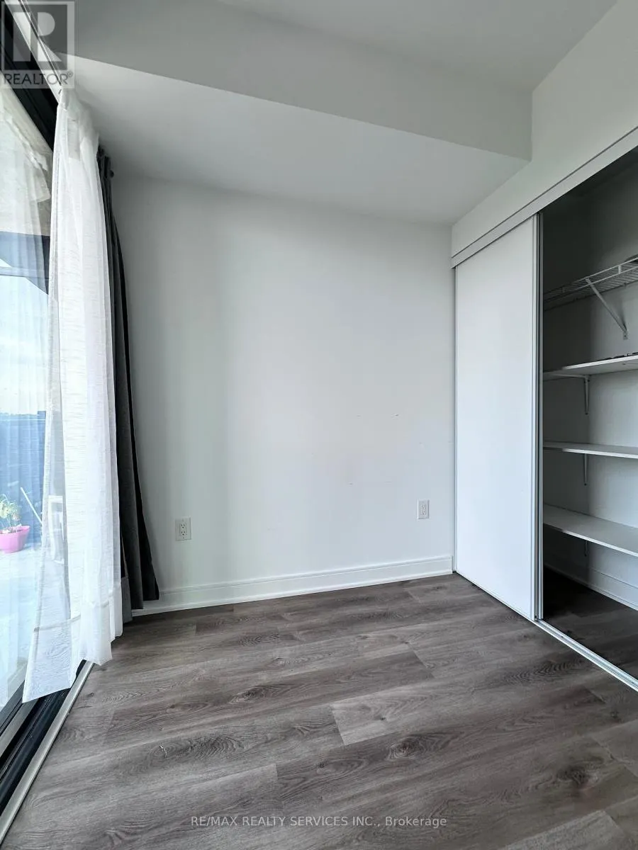 86 DUNDAS STREET E