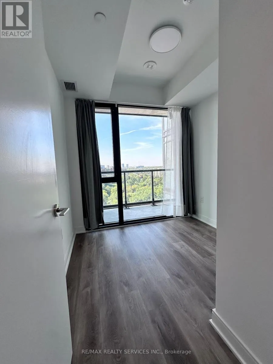 86 DUNDAS STREET E