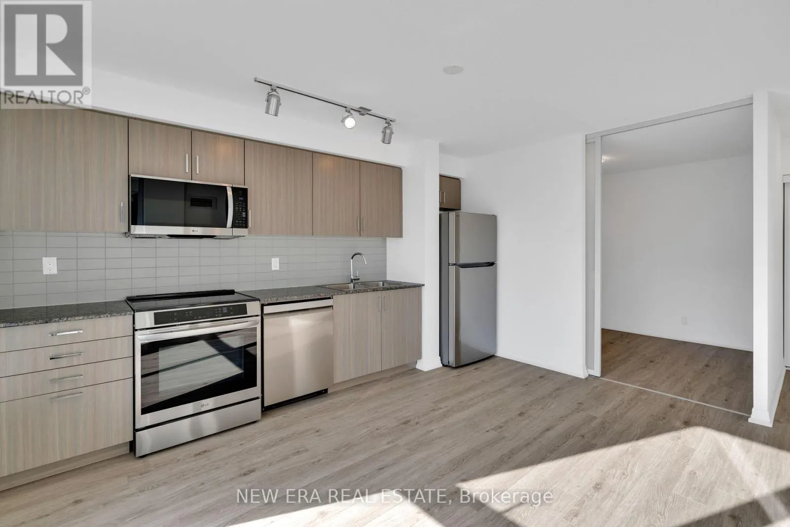 204 - 80 ESTHER LORRIE DRIVE