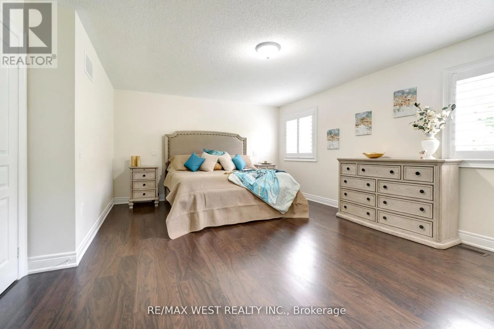 32 BROOKWATER CRESCENT