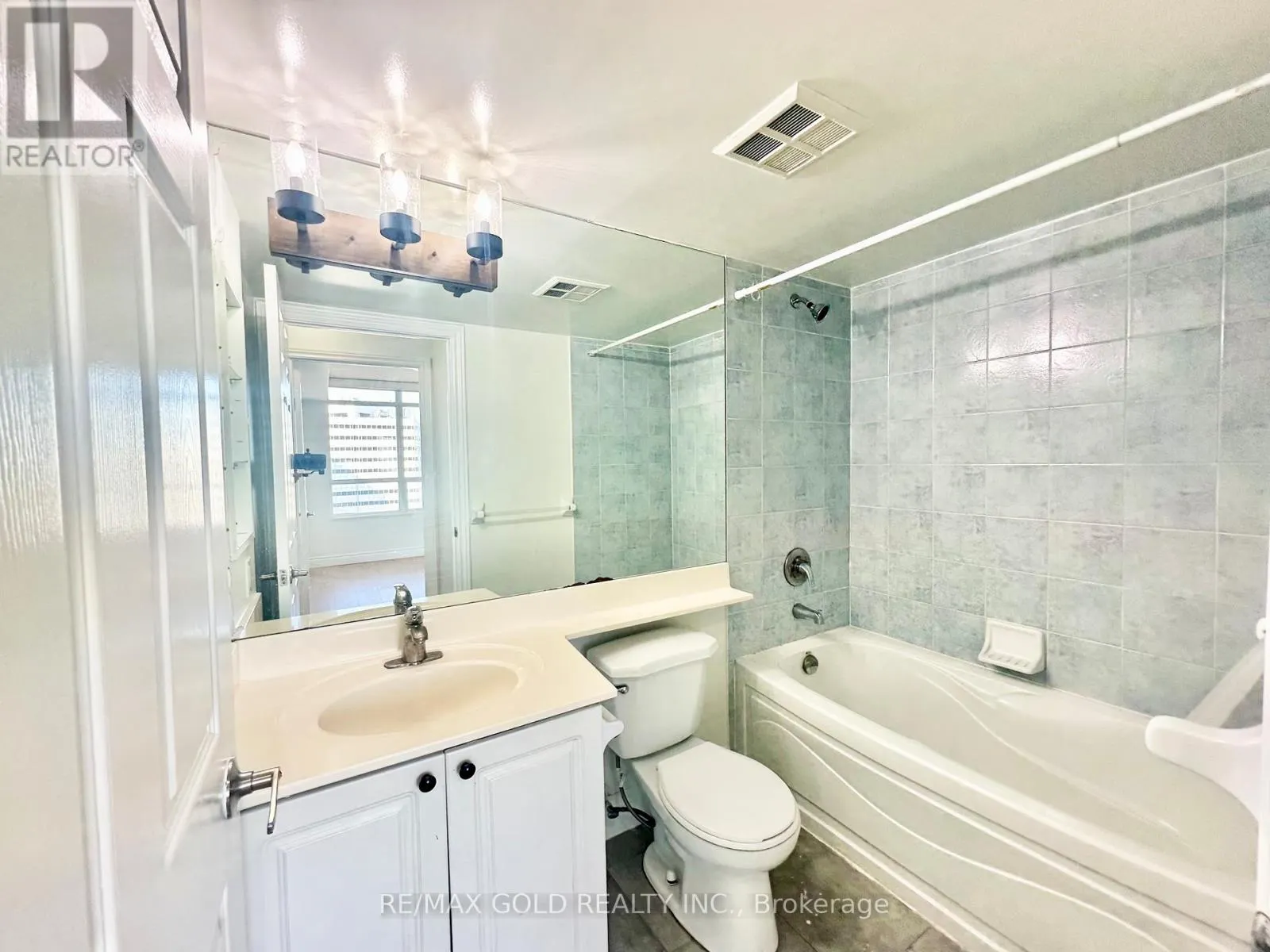 1023 - 3888 DUKE OF YORK BOULEVARD