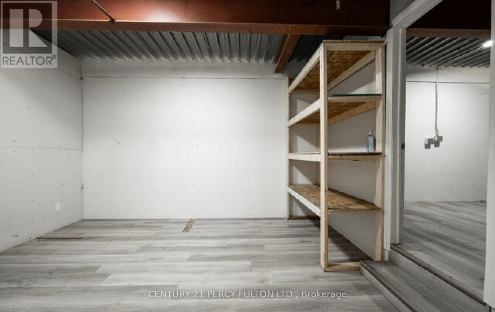 22 - 755 QUEENSWAY E