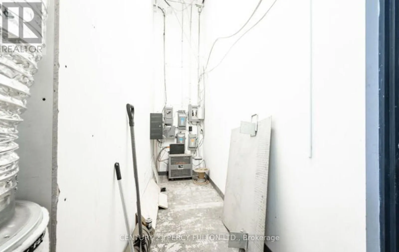 22 - 755 QUEENSWAY E