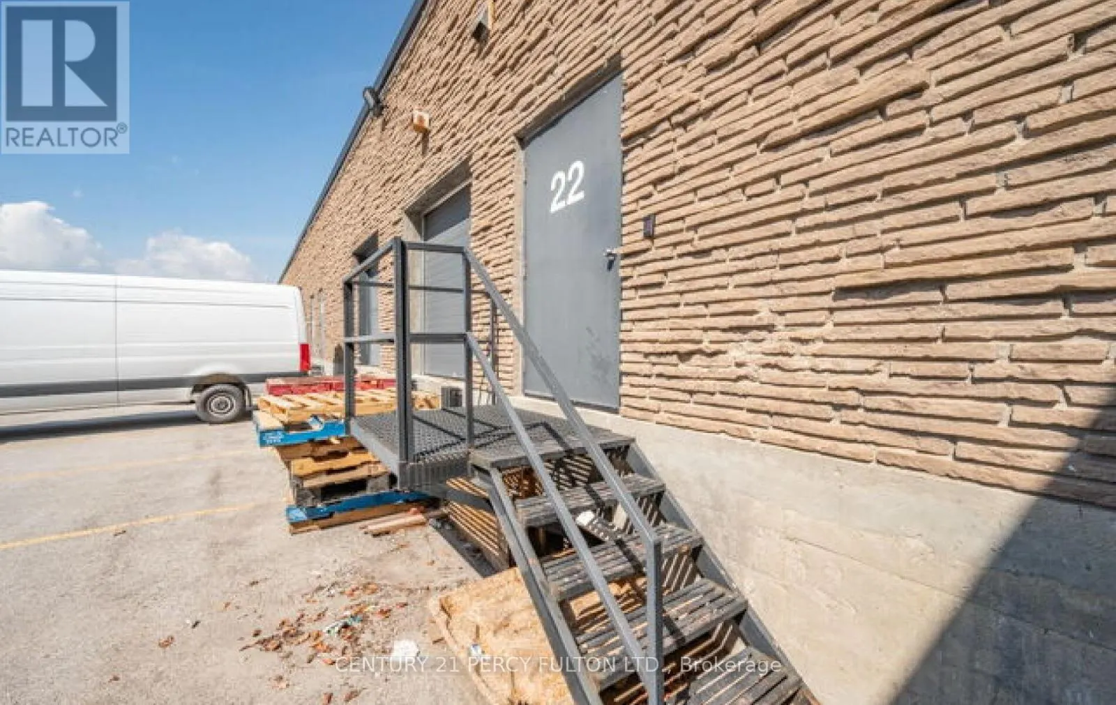 22 - 755 QUEENSWAY E