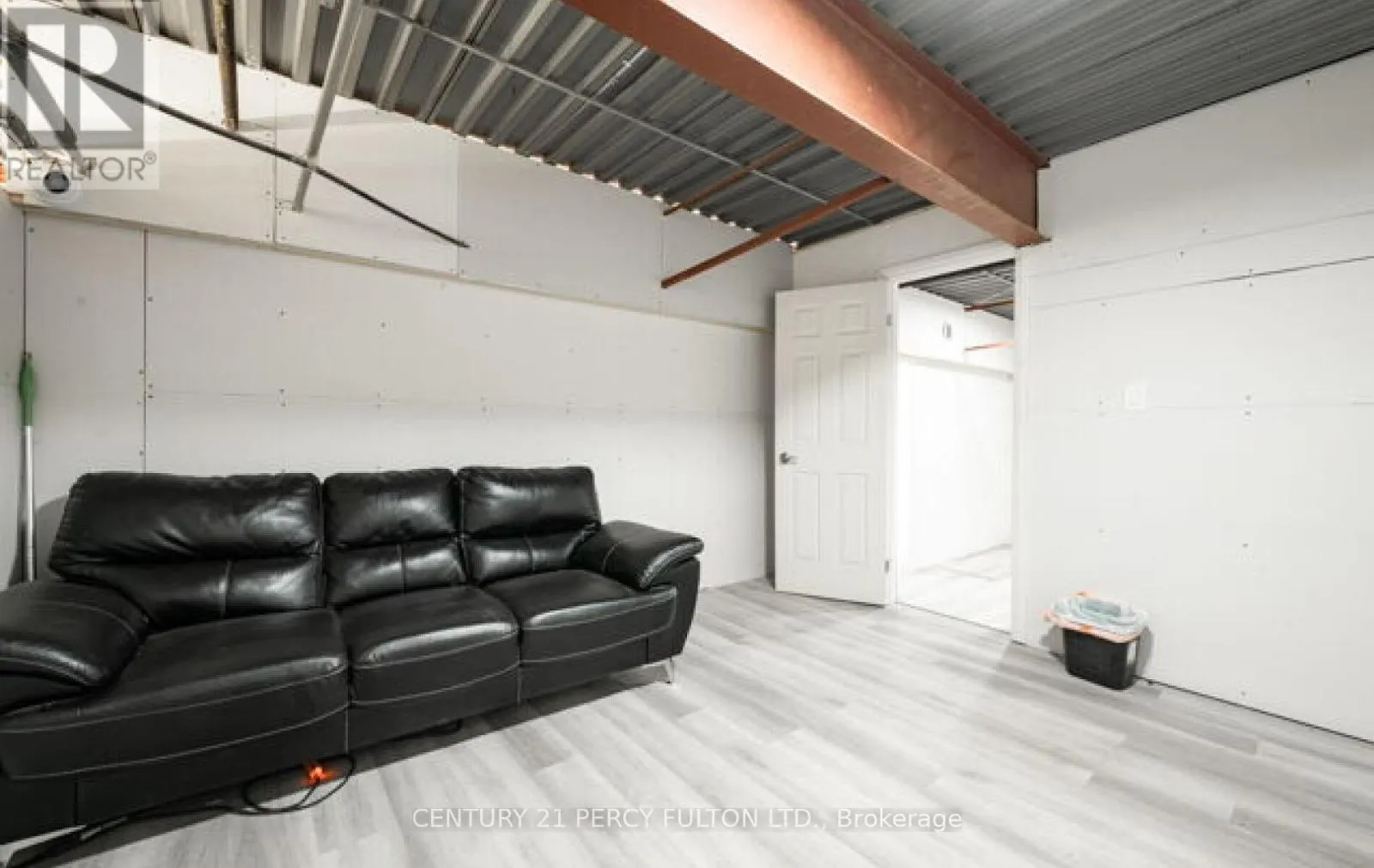 22 - 755 QUEENSWAY E