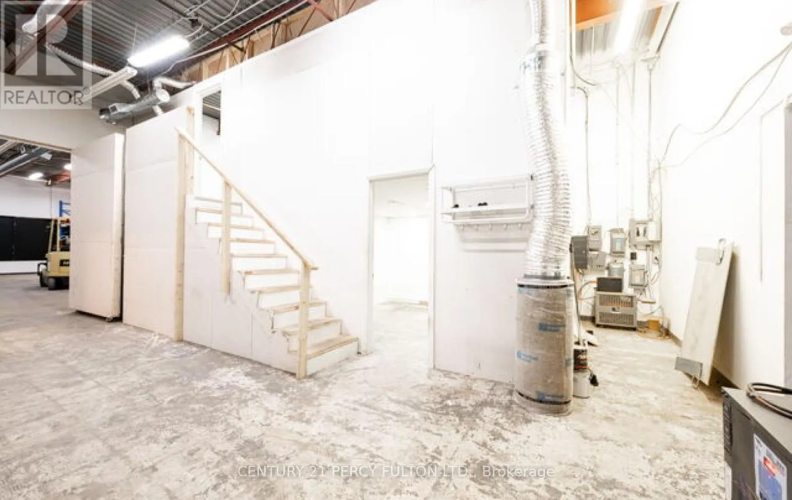 22 - 755 QUEENSWAY E