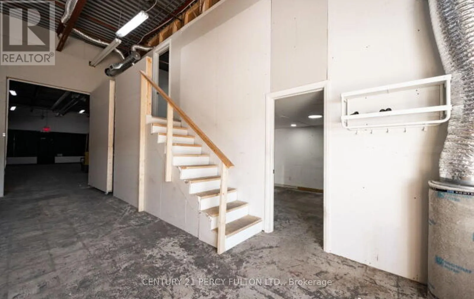 22 - 755 QUEENSWAY E