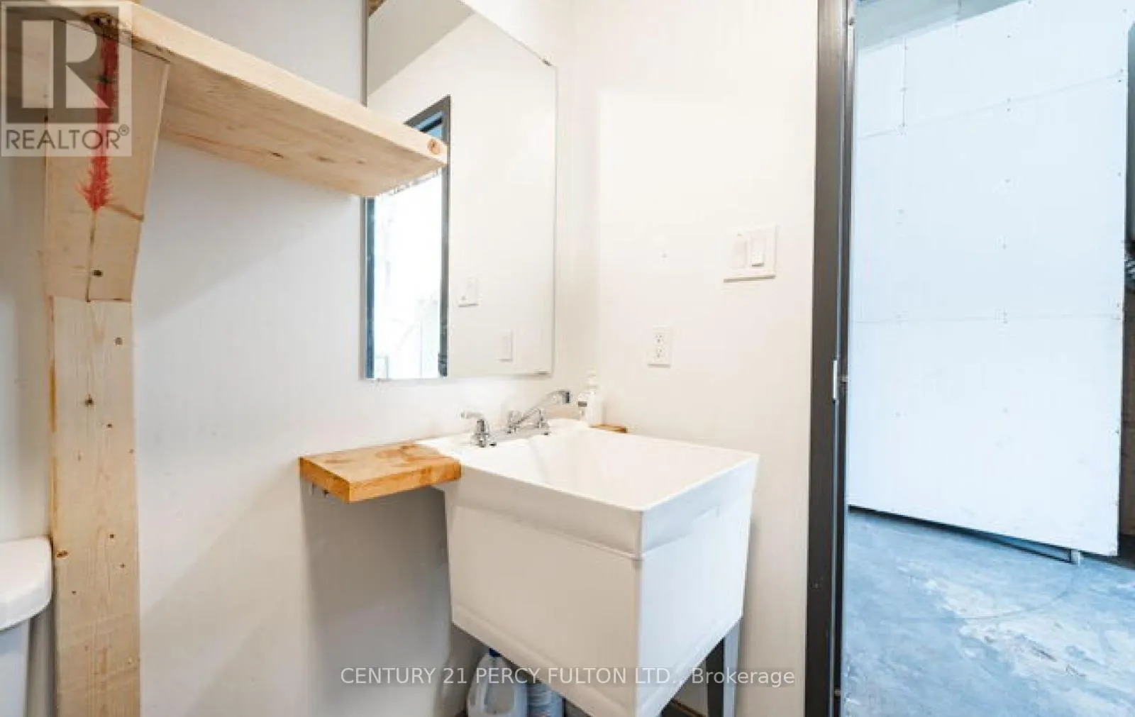 22 - 755 QUEENSWAY E