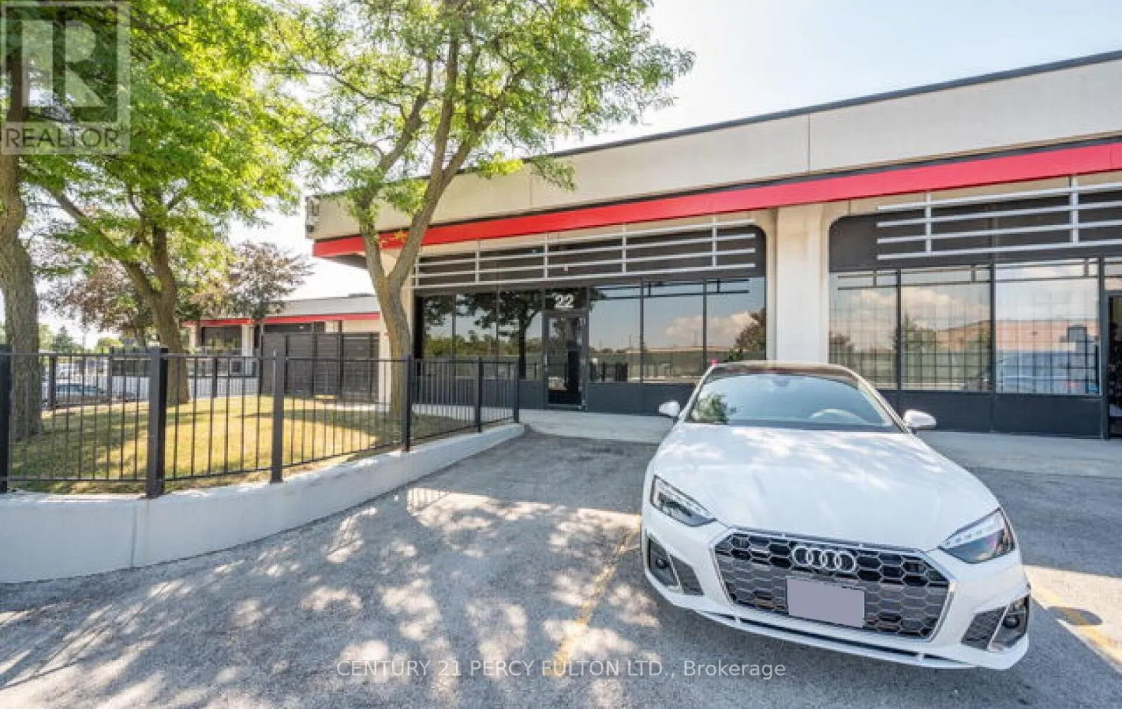 22 - 755 QUEENSWAY E