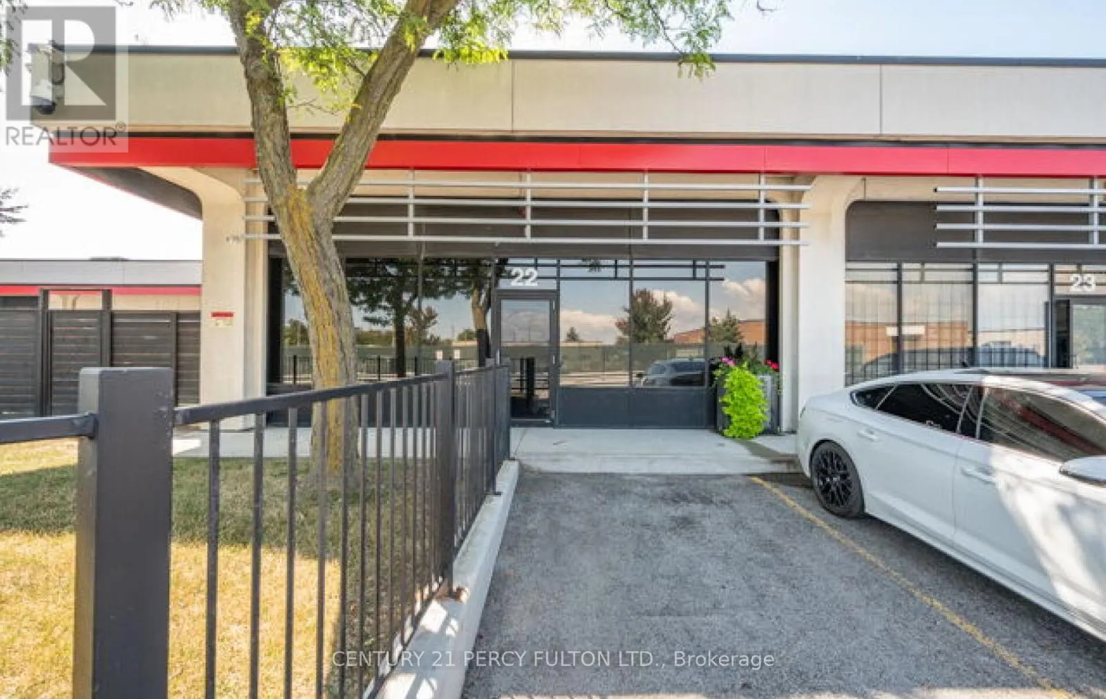 22 - 755 QUEENSWAY E