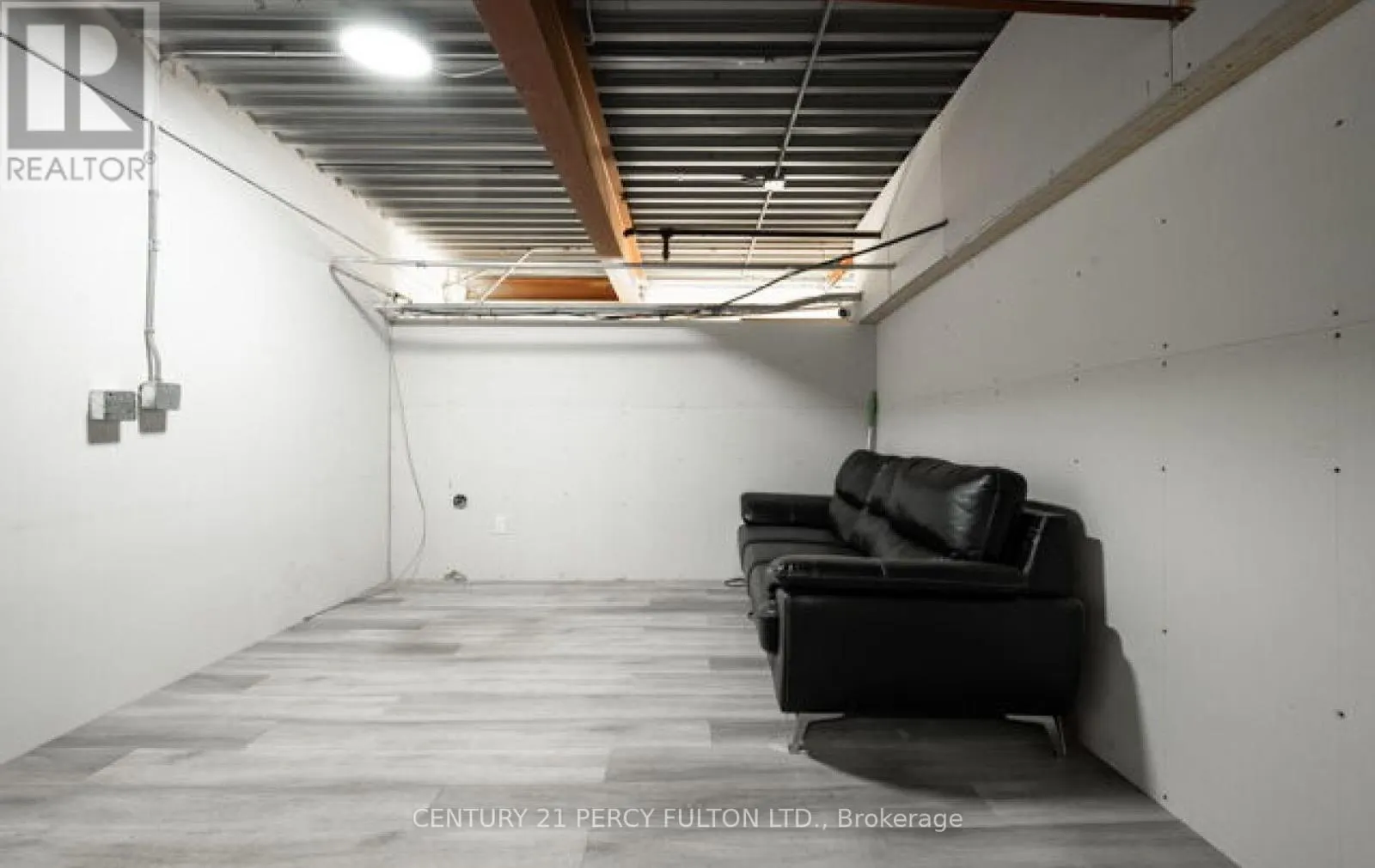 22 - 755 QUEENSWAY E