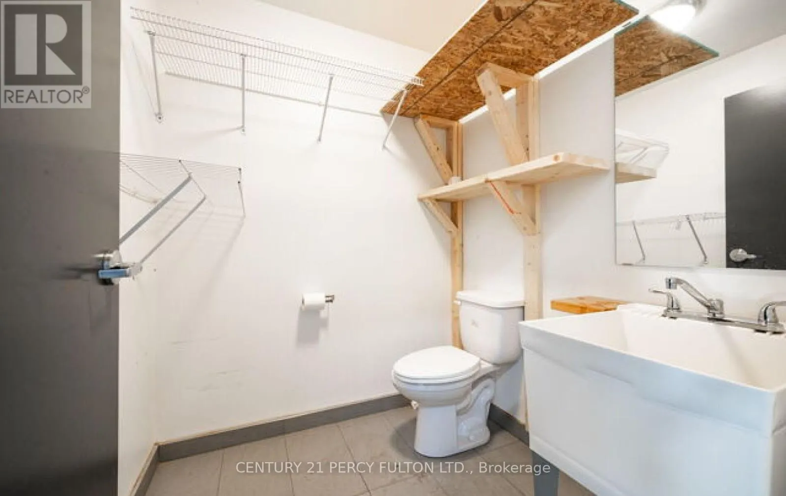 22 - 755 QUEENSWAY E
