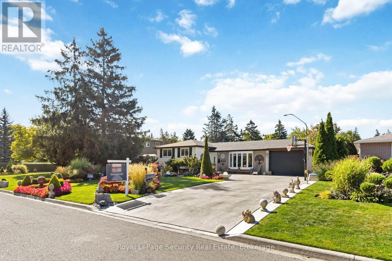 53 DUNBLAINE CRESCENT W