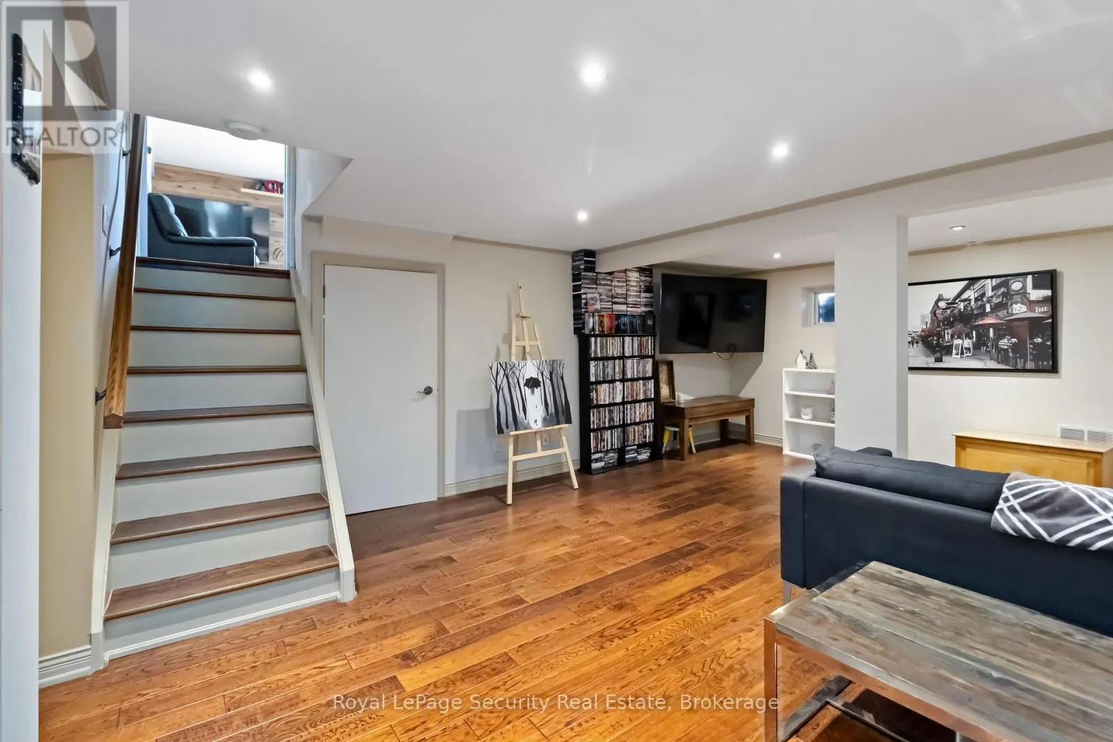 53 DUNBLAINE CRESCENT W