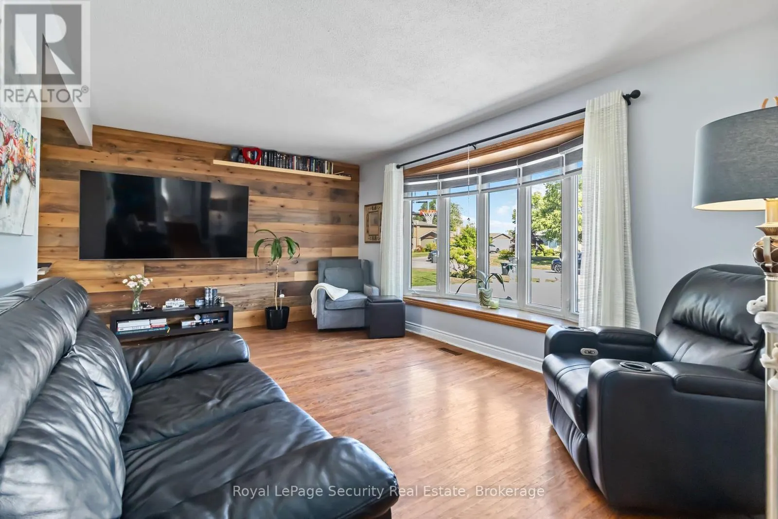 53 DUNBLAINE CRESCENT W