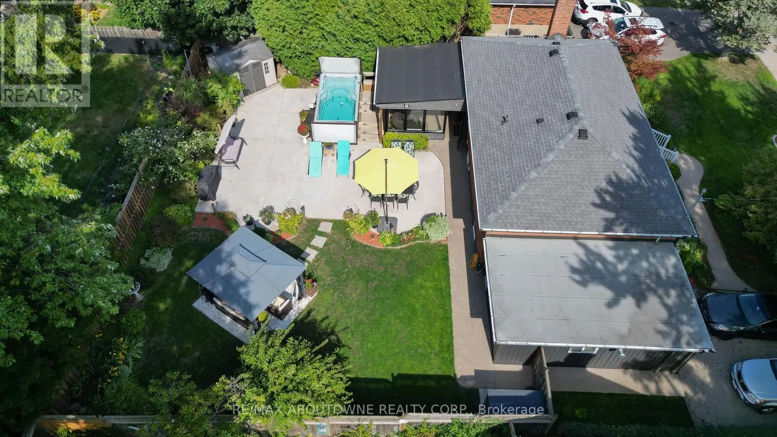 2105 MAPLEWOOD DRIVE