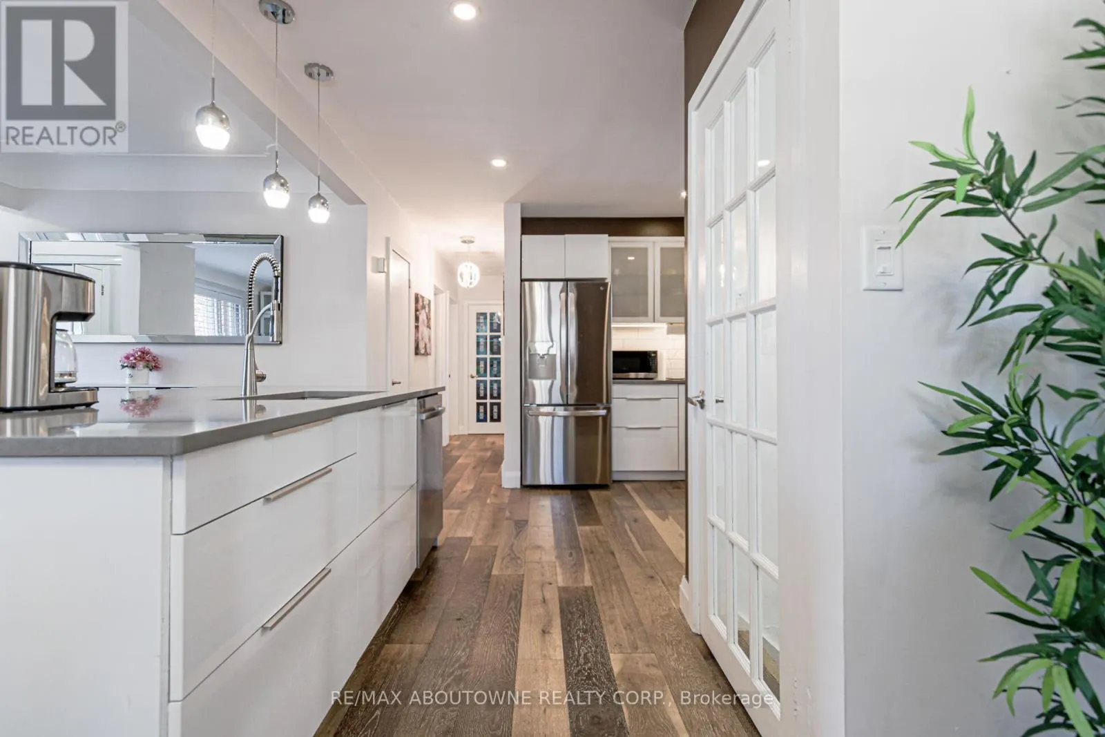 2105 MAPLEWOOD DRIVE