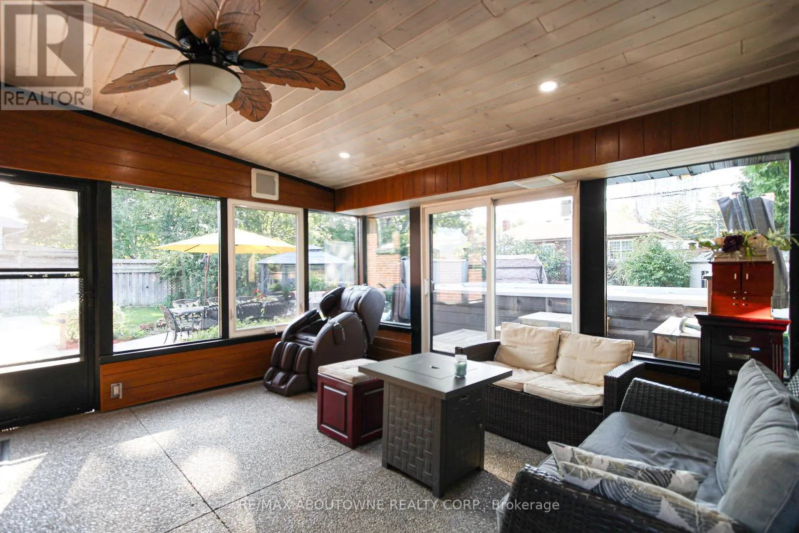 2105 MAPLEWOOD DRIVE