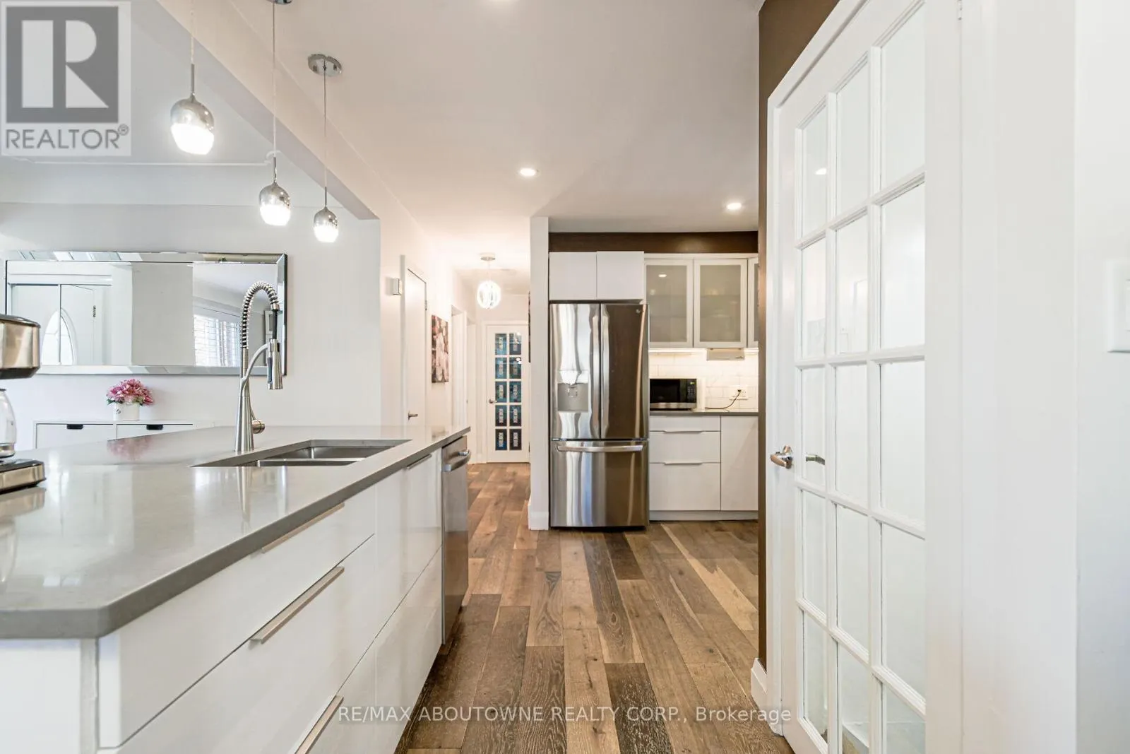 2105 MAPLEWOOD DRIVE