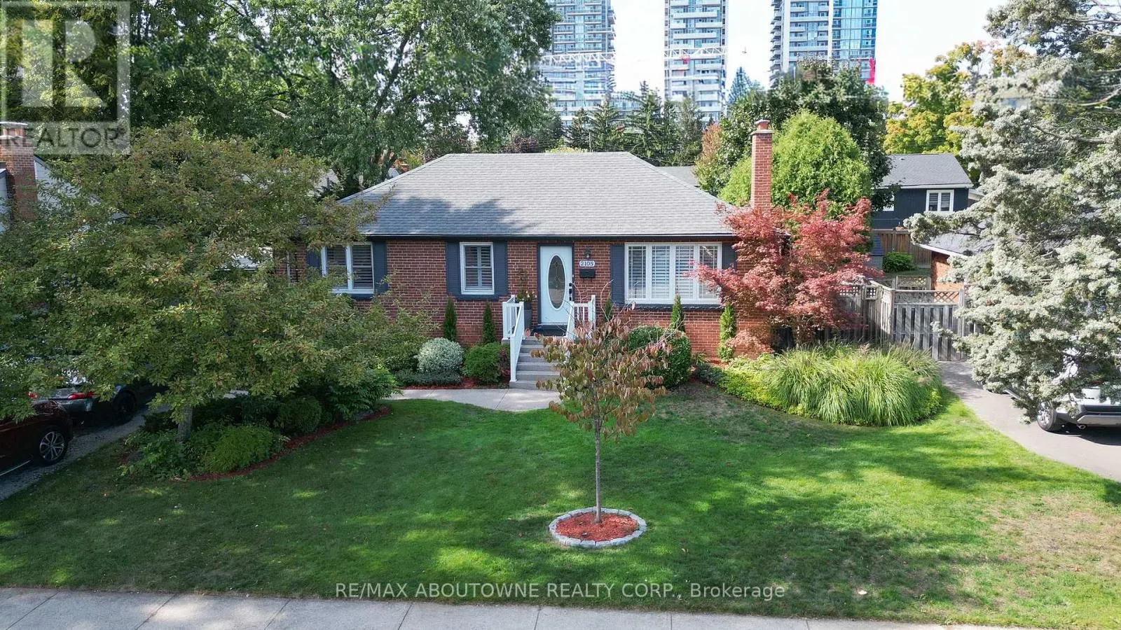 2105 MAPLEWOOD DRIVE