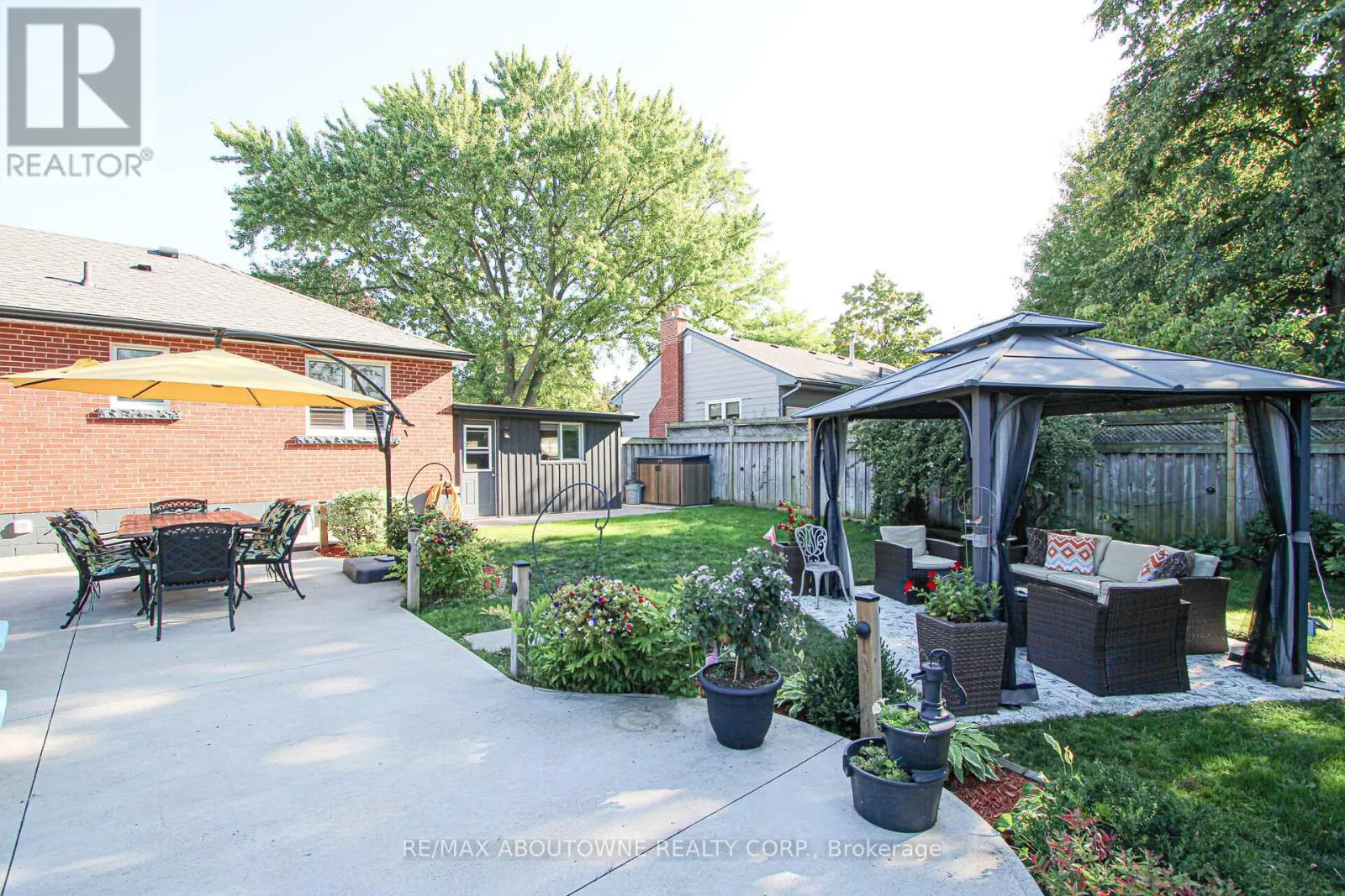 2105 MAPLEWOOD DRIVE