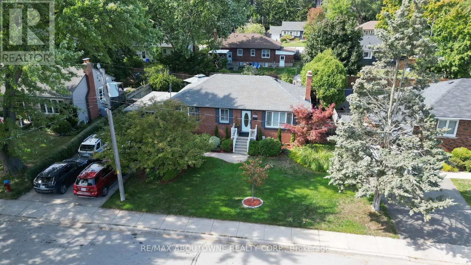 2105 MAPLEWOOD DRIVE