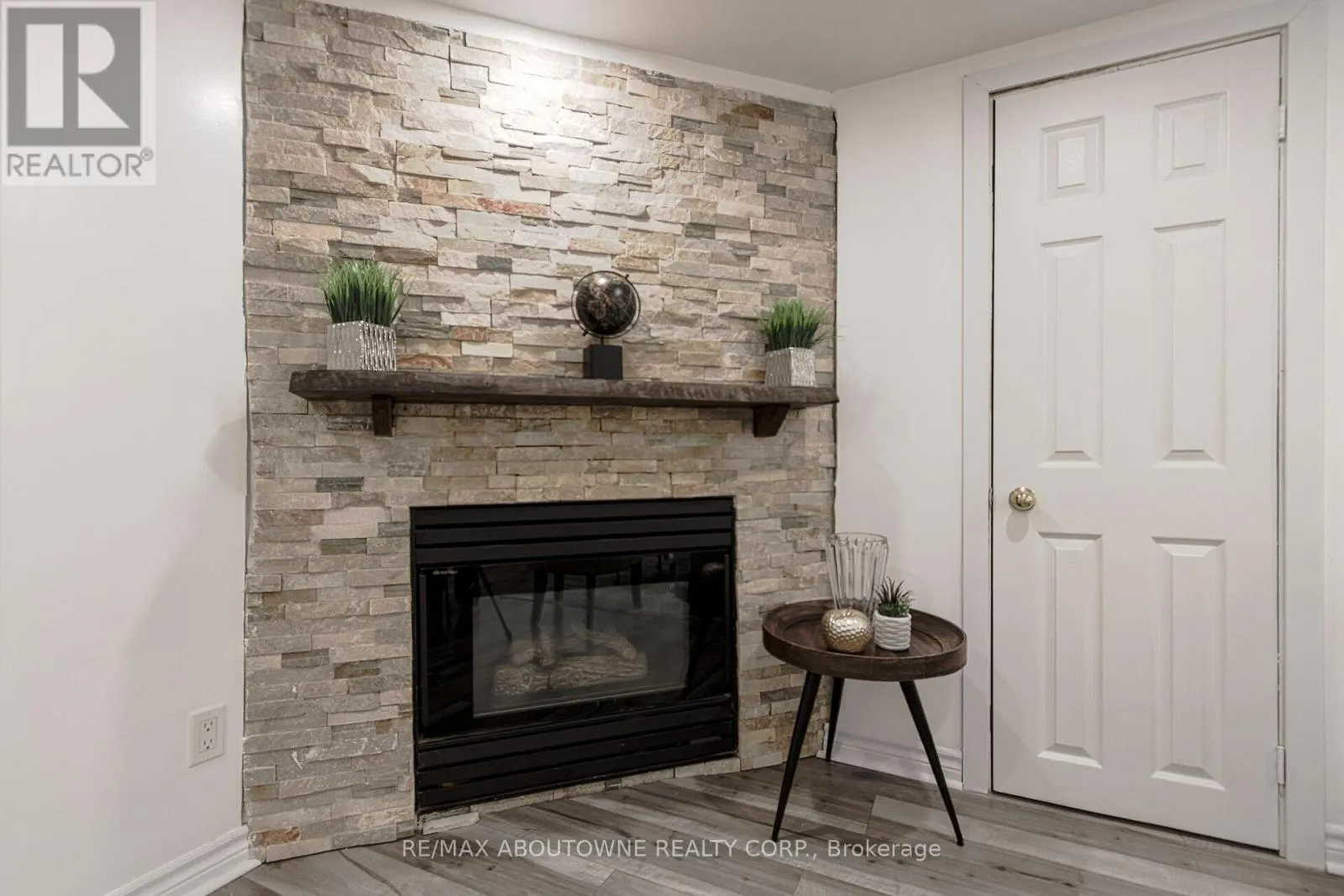 2105 MAPLEWOOD DRIVE