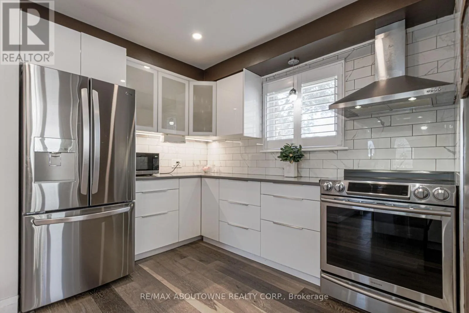 2105 MAPLEWOOD DRIVE