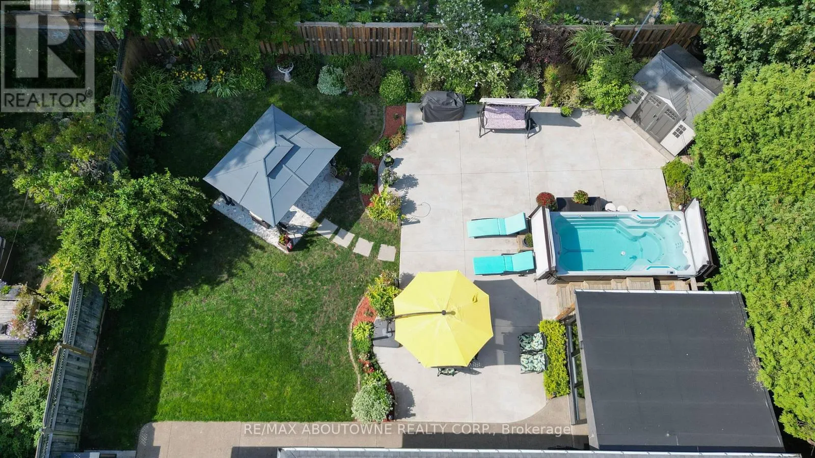 2105 MAPLEWOOD DRIVE